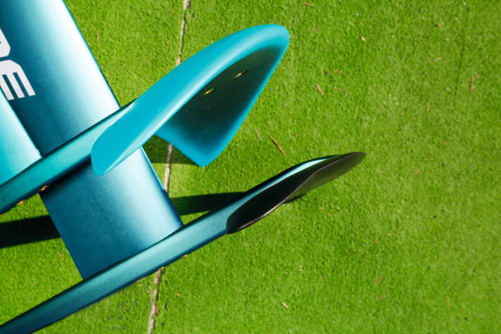 Round or sharp - makes you bitchy or tame: among many other criteria, the thickness of the profile and the radius of the leading edge significantly determine the riding characteristics of the fin (left) and foil (right). "Thick profiles with a round leading edge tolerate changes in the angle of attack better at low speeds," explains Otmar Schleenvoigt from Hurricane Fins. In plain language: thick fins tend to spin out less after planing, thick foils crash less abruptly and carry particularly safely through slow jibes.