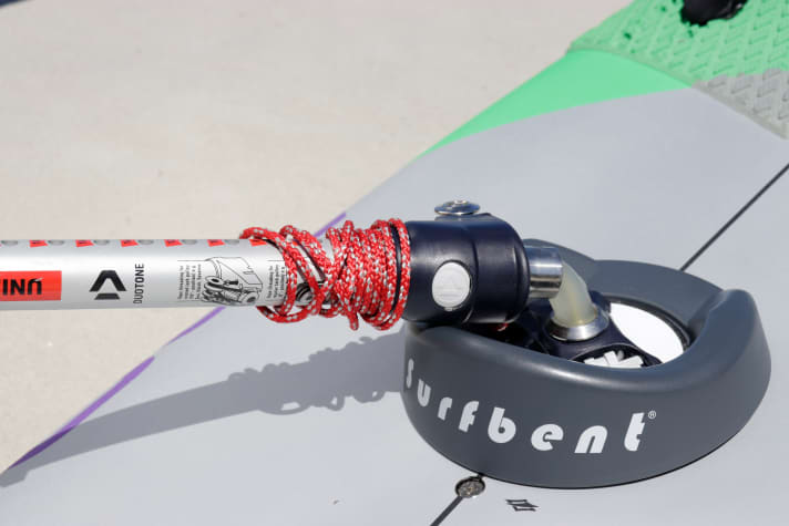 Der Surfbent wird einfach unter die Mastfußplatte geschraubt.