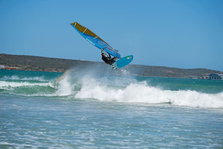 In mini waves, the all-rounder Da Bomb turns at least as well as the more radical Da Curve. The reason for this is the rear-facing trim of the loops and fins.