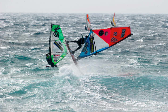 Power-Paket. Alexia liebt viel Wind und große Wellen. 2018 siegte sie bei den PWA Youth Worldcups in Pozo (im Foto) und auf Teneriffa.