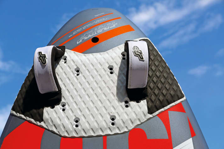   Heck eines foiltauglichen Freerideboards und außen montierten Schlaufen