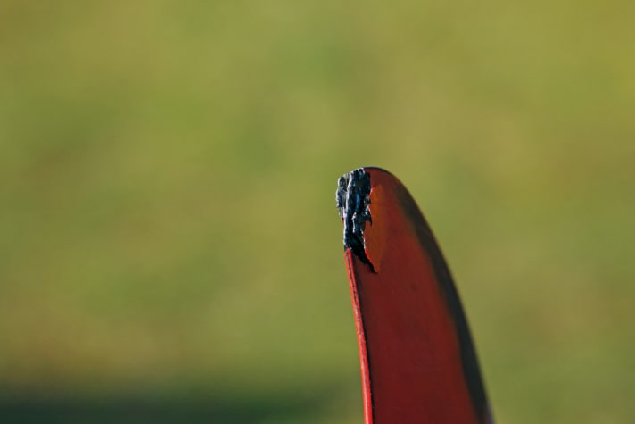 Finnen aus Glasfaser sind fragiler als solche aus G10 oder Kunststoff. Problematisch wird es, wenn die einzelnen Lagen delaminiert sind und, wie im Bild oben, auseinanderklaffen.