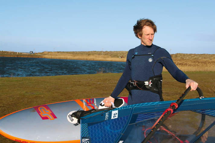 Im Temperaturbereich von secht bis 12 Grad kommt man um die externe Haube nicht herum. Den Neo gibt's aber auch "Hooded" für richtig kalte Tage.