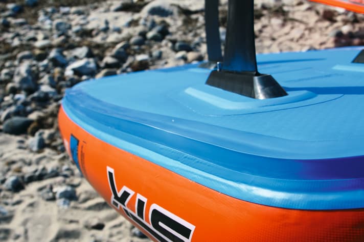   Eine aufgeklebte Gummileiste soll den Wasserabriss beim Angleiten verbessern, die unprofilierten Plastikfinnen stehen Speedruns aber im Wege