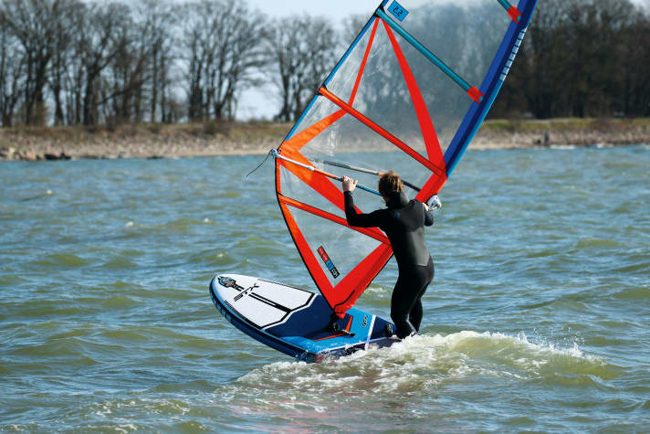   Im Windbereich von 1-12 Knoten überzeugte das Board uneingeschränkt. Als vollwertiges Gleitbrett geht es hingegen nicht durch