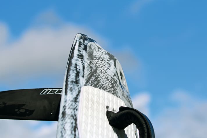 The "gliding miracle" is quite thick in the centre area, but has thin edges - this results in a striking step in the deck area