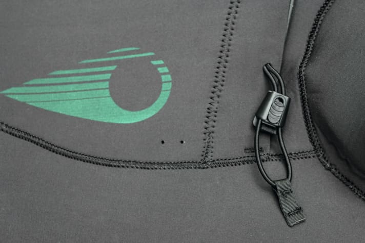 Thanks to the integrated strap, the ruff can be pulled tight, minimising water ingress.