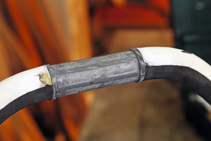 On the bare spar you can also see the marks left by the bottom sleeve of the front piece due to the constant vibrations on the spar.