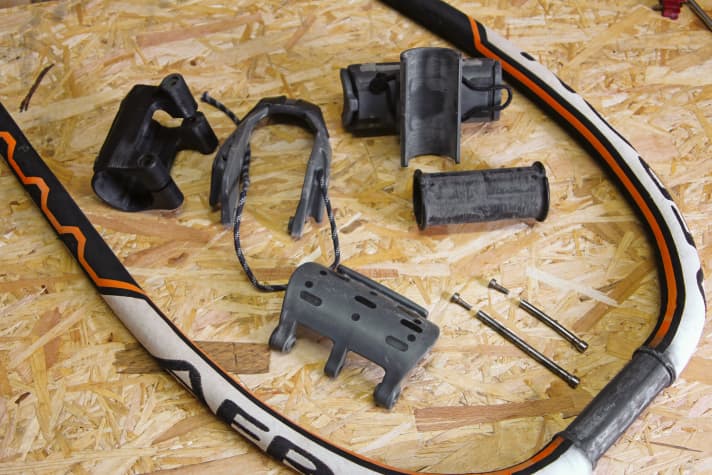 Once these have been removed, you can detach the individual parts such as the quick-release fastener and mast mount from the spar.