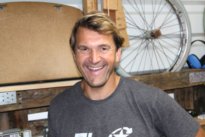 Reparatur-Profi Oli Schott hat sein Know-how als Fahrer im Deutschen Windsurf Cup gesammelt.