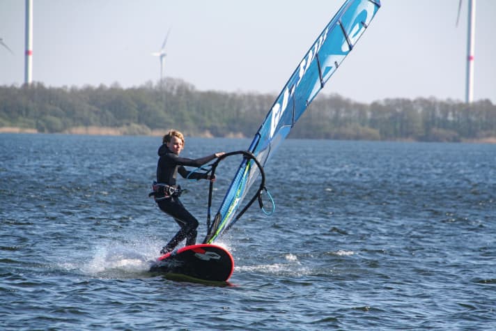 Durch das Training im Optimisten und später in der Bic- Techno-Klasse sind Leo (oben links) und Anton auch taktisch schon gut drauf.