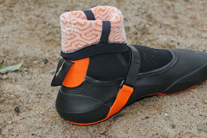 Das Kuschelplüsch reicht bis zum Knöchel, darunter steckt der Fuß im "nackten" Gummi. Aus diesem Grund sollte man die mitgelieferten Socken tragen, um Kältebrücken zu vermeiden.