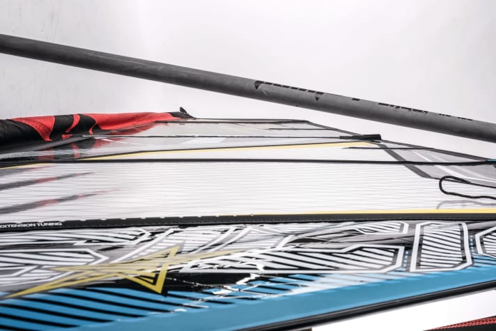 Flat profile: Children's sails flatten out nicely without wind and are therefore very manoeuvrable. As the rigs have little basic tension, even light wind is enough to create a deep belly and thus propulsion