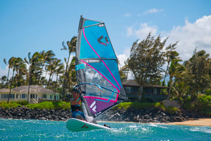Equipped with three battens and a higher-quality carbon mast, concepts such as the Duotone Now are ideal for planing winds.