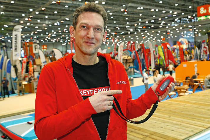 Christoph Blöcker hat den Keyfender für Wassersportler einst per Crowdfunding-Kampagne ins Leben gerufen. Mittlerweile gibt’s die Hülle auch in vielen Shops.