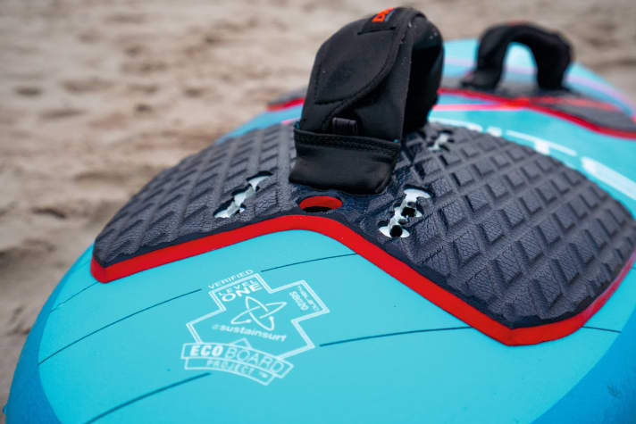   In addition to the freestyle position on the inside, the Ignite also offers a freeride position for the loops that is further to the outside