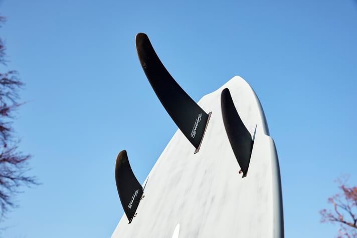 The Thommen Glide and Ride models come with a 3 fin setup (thruster). The centre fin is rather small for boards of this size