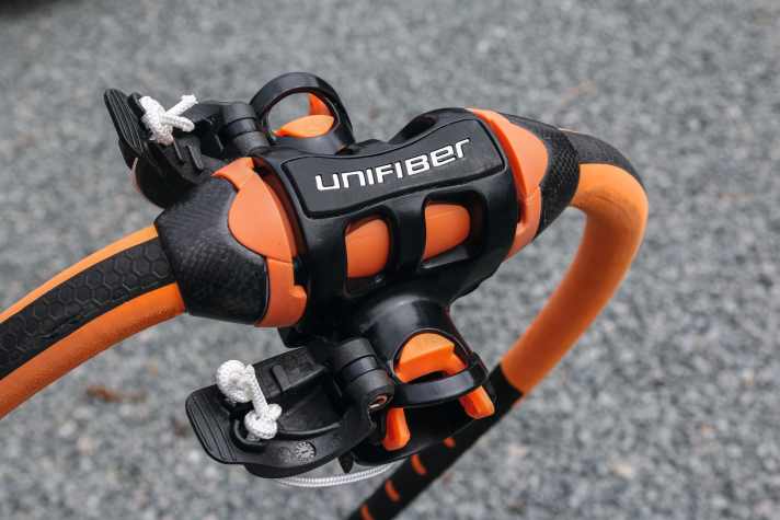 The head piece works with two well-translated folding fasteners - rigging takes a little longer, but there's a plus in safety