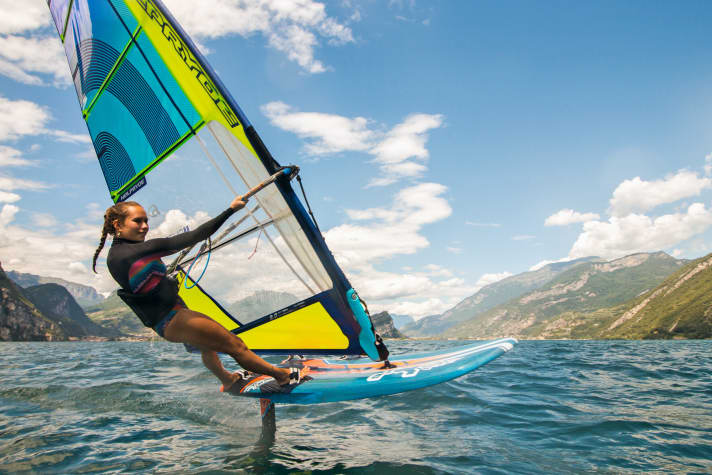 Am Gardasee trainiert Sophie Steinlein mit ihrem Freund Daniel Slijk oder der Trainingsgruppe vom Circolo Surf Torbole auf dem olympischen iQFOiL-Board, allerdings noch nicht mit dem Olympiasegel von Severne. Das lässt auf sich warten.