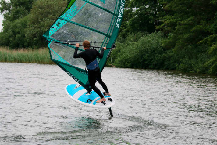 Der Mast des Magic Carpet Foil ist kurz. Dank stabiler Fluglage eignet sich das Foil aber für erste Flugversuche allemal