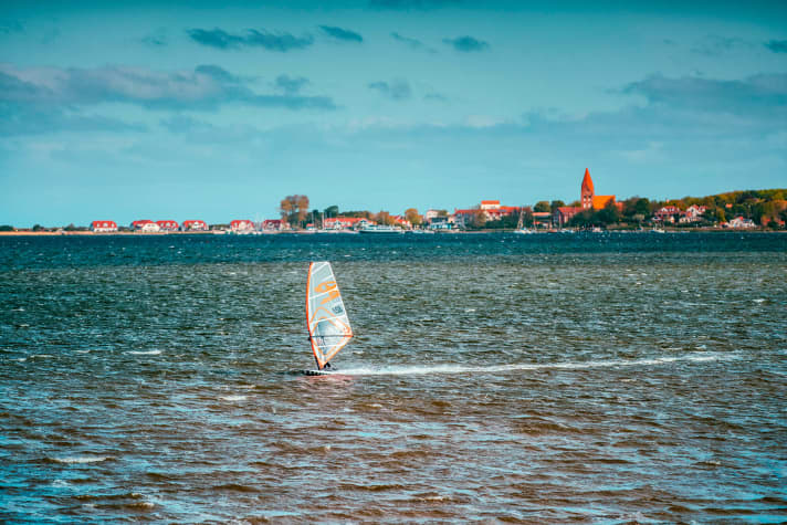 Das Salzhaff ist erste Wahl zum Speeden und zum Freestylen der Studierenden in Wismar – mit eher kleiner Windsurfszene. Immerhin gibt es in der Altstadt einen Shop als Anlaufstelle.