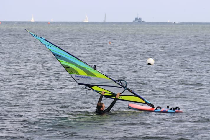 Der Wind hilft dabei, das Material in Wasserstartposition zu drehen.