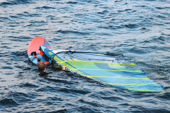 First pull the sail with the mast towards the tail and to windward, then the basic position is reached.