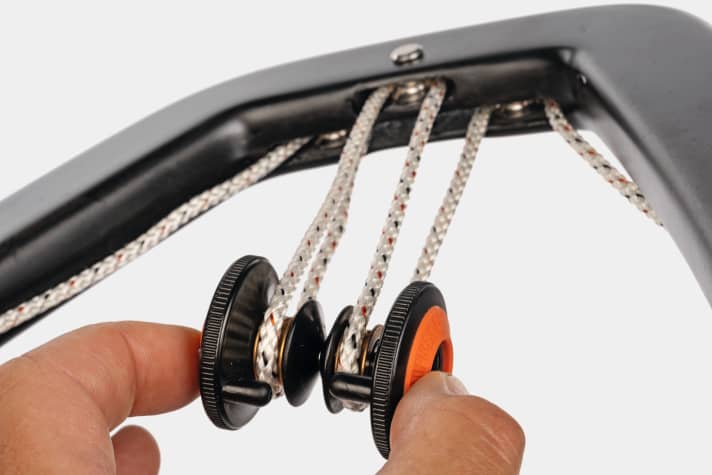 Here is the "Unifiber Outhaul Double Pulley" for just under 20 euros, <a href="https://www.unifiber.net/" target="_blank" rel="noopener noreferrer nofollow">www.unifiber.net</a> for easy attachment.