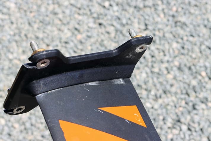 Common problem: The connection from the plate to the foil mast has shaken loose, the mast sits slightly askew in the mount (recognisable by the white abrasion on the mast).