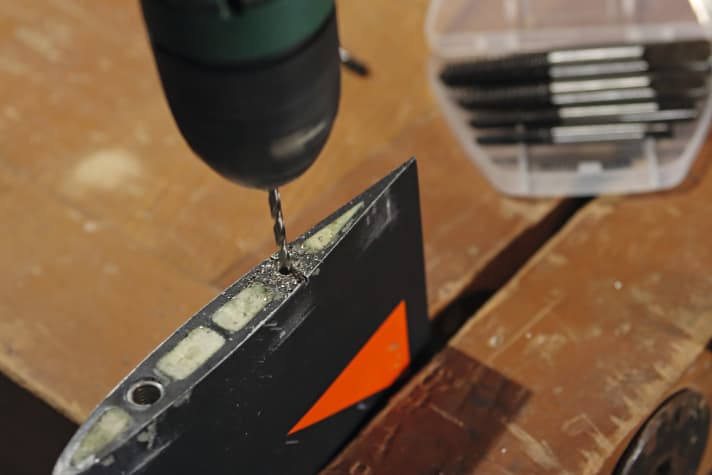 Fix the mast in the vice and carefully drill a channel into the torn-off screw (above). Use a metal drill bit that is about half as thick as the screw itself and be careful to drill in the centre and vertically so as not to damage the thread. Drill about 10-20 millimetres deep...