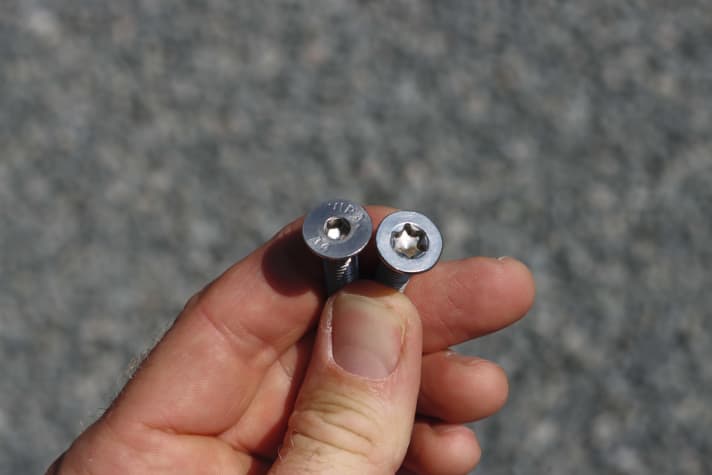 Tip: Always check the other screws as well. If they are slightly bent, replace them immediately. Torx screws (right) are generally more suitable than those with a hexagon socket because the heads do not wear out as quickly.