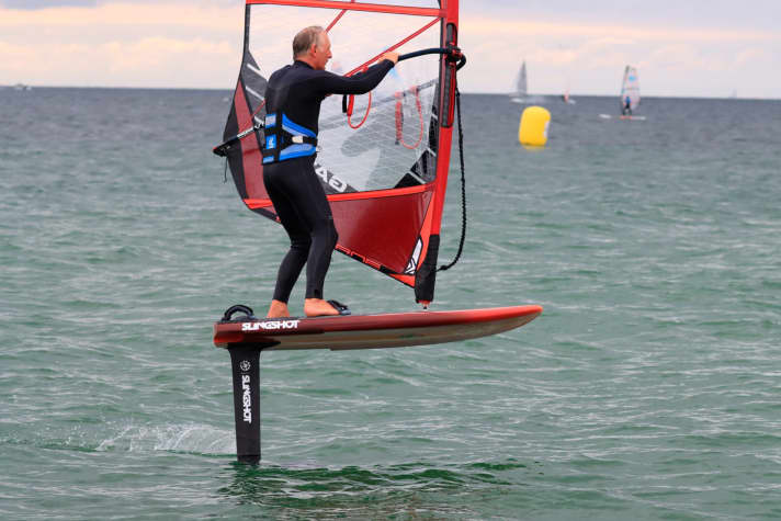   At 103 centimetres, the full carbon mast offers plenty of ground clearance, but is rigid despite its length.