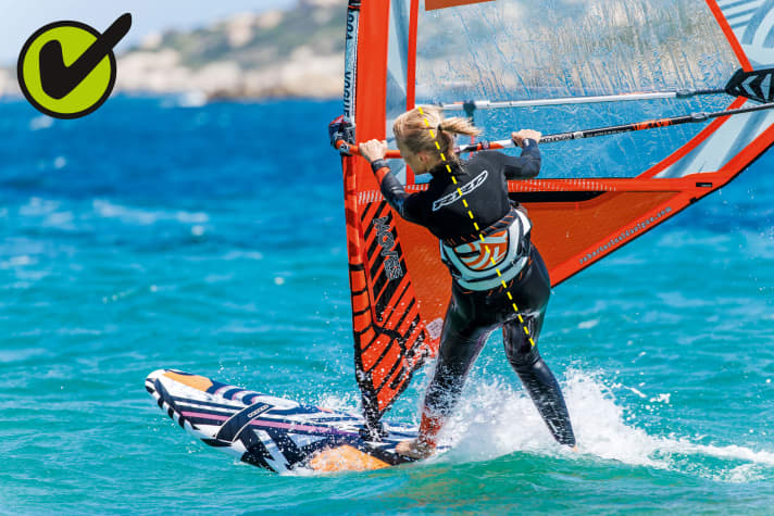 Pressure is exerted on the mast foot via the harness, the board lies flat in the water