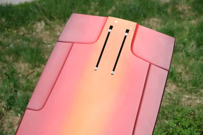 Foils mit großen Baseplates werden in zwei parallelen US-Boxen befestigt