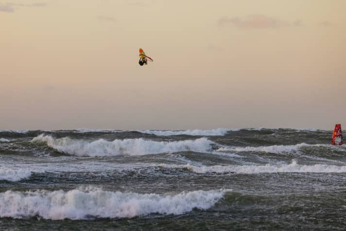 When others are fearfully stowing their equipment in the van, the Pozo youngsters are on top form. Marino Gil on his way to the moon.