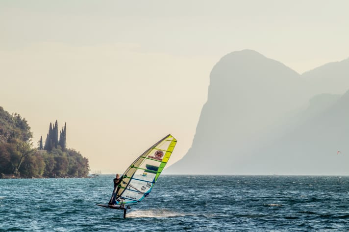 Die Ora aus Süden bringt moderaten Wind und dunstige Luft mit sich. 
Seit es Foils gibt, können Gardasee-Surfer ihre Gleittage noch mal deutlich erhöhen und die einzigartige Kulisse genießen.