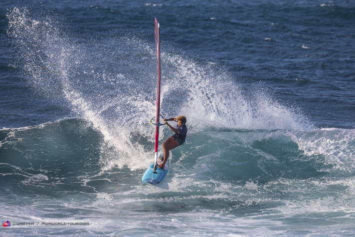 Ranking leader Sarah-Quita Offringa smashes a wave in Hookipa.