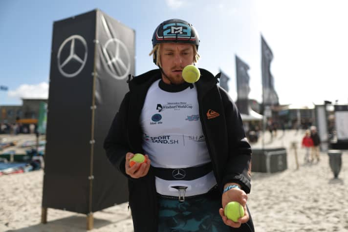 Juggling before the start to practise coordination and focus: Winner of the day Maciek Rutkowski