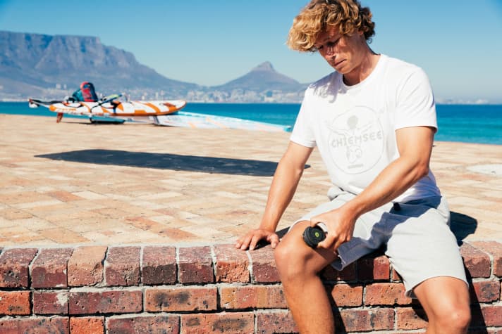 Loosening the adductors with the Blackroll Twister