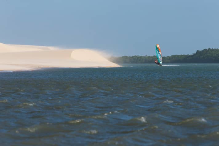 Dennis Müller, 30 Jahre, von Norderney, professioneller Windsurfer, in Camocin, Brasilien
