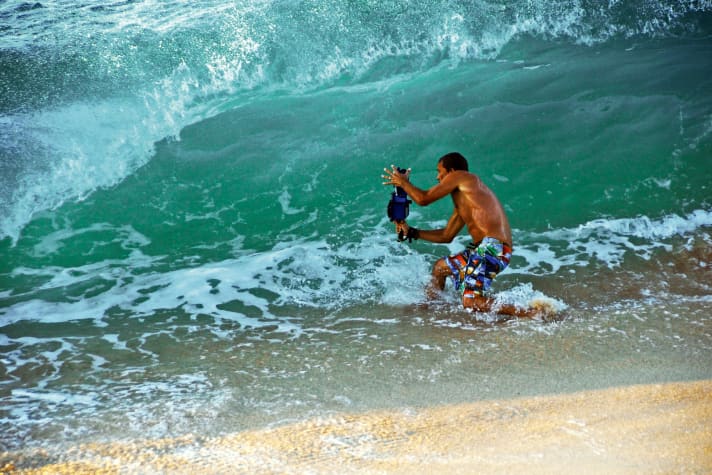 Clark lässt sich regelmäßig im Shorebreak des North Shore gründlich durchwaschen