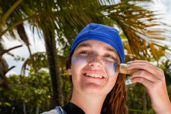 Mineralischer Sonnenschutz, wie hier von Suntribe, hat sich beim Wassersport als besonders gut und lange haltend bewährt.