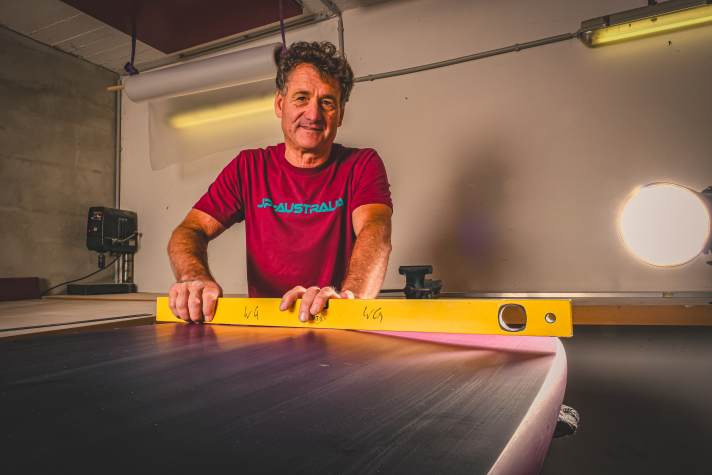 The modern Magic Ride only has a lot of damping V at the front and glides on a buoyant, almost flat gliding surface at the rear. Pitfall when comparing: Despite a flatter V-angle, wide boards may have the same edge dimensions as a narrow board with more V-angle.