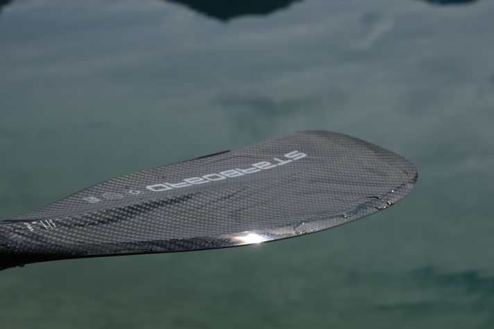 Das dünne Blatt sticht messerscharf und dennoch kraftvoll ins Wasser.