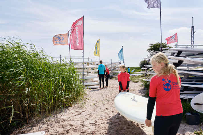 Es geht nicht nur ums Surfen, neue Freundschaften zu knüpfen und das Gemeinschaftsgefühl zu stärken ist mindestens genauso wichtig.
