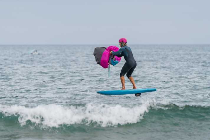 Einmal eingepackt kann man beim Downwinden komplett frei foilen