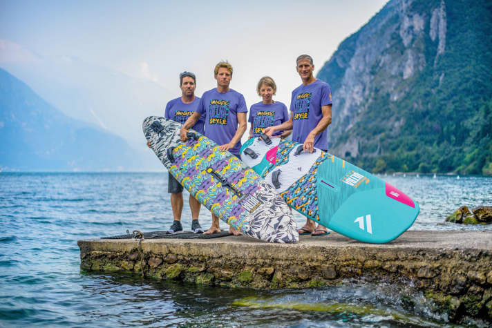 Das Fanatic-Kernteam mit der Ur-Mosquito und der 2021er Neuauflage: Dani Aeberli, Klaas Voget, Karin und Craig Gertenbach (von links).