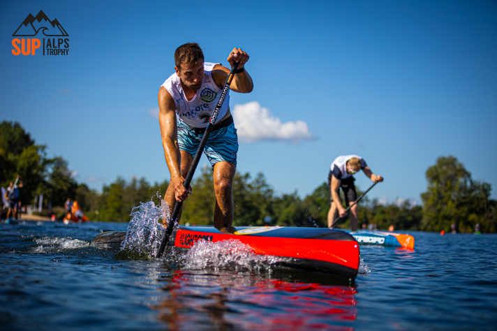 Der Paddler, hier Normen Weber, steht tief im Board, was die extrem schmalen Boards erst möglich macht.