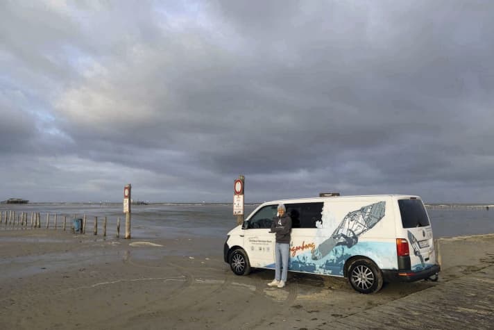 Nick Spangenberg, Windsurfer, 22 Jahre, aus Kassel, am Morgen danach, d.h. nach der Springtide was zum überfluteten Strandparkplatz in Ordinger Strand geführt hatte, St. Peter Ording, 20.09.2023