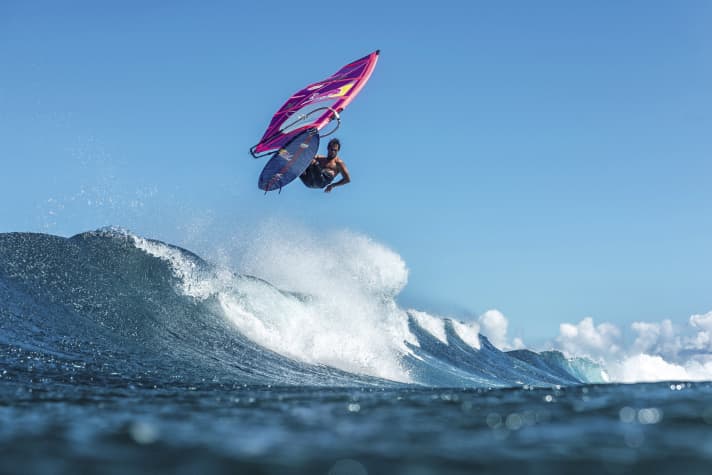 Für die kraftvollen Manöver wie fette, einhändige Aerials, Goiter oder Wave 360er ist Windsurfen in der Welle laut dem Waterman so berühmt.